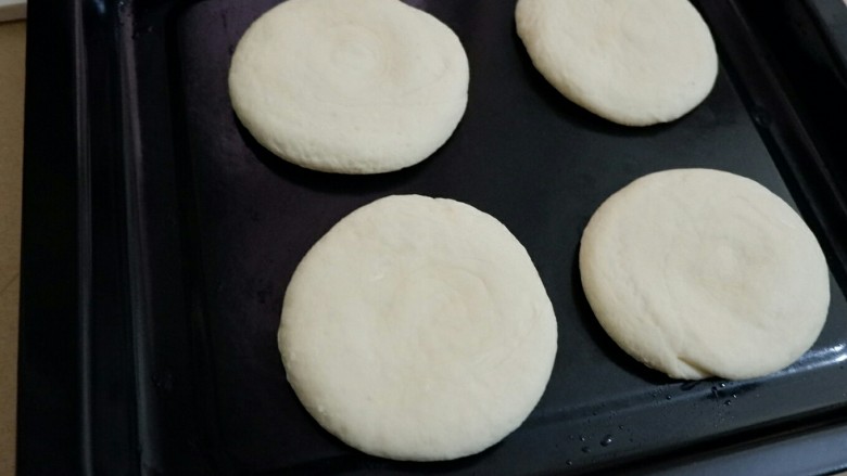 西安肉夹馍,220度左右,烤十分钟左右。因为每个人的烤箱温度不同,所以时间和温度只是大概数值,最好烤的过程不要离开烤箱。