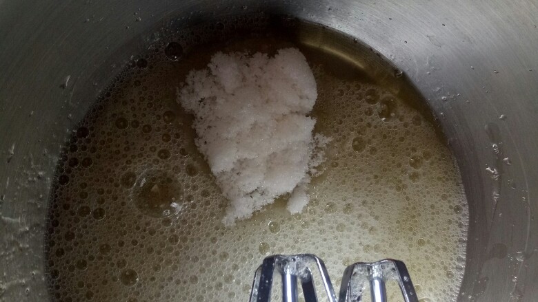 香蕉红糖戚风,用打蛋器把蛋白打到呈鱼眼泡状,加入1/3的细砂糖,继续搅打到蛋白开始变浓稠,呈较粗泡沫时,