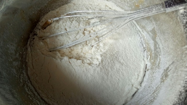 香蕉红糖戚风,
面粉需要过筛,加入香蕉糊里面,用手动单抽搅匀,不要画圈圈,