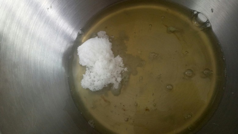 香蕉红糖戚风,第一次加入细砂糖开始打蛋白,全程高速
打蛋白的时候可以预热烤箱,170度10分钟