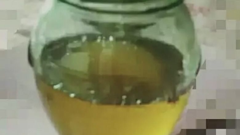 麻油,香葱切段﹑姜切片﹑蒜切块,方便炸制完捞出。
锅烧热,放入植物油,植物油与花椒的比例为3:1,这个比例做出来的麻油又香又麻,最适合做凉拌菜