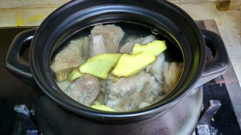 虫草花煲排骨,砂锅中注入适量的清水。清水要多加一些不要中途加水。把生<a style='color:red;display:inline-block;' href='/shicai/ 37'>姜</a>洗净,改打成片状。