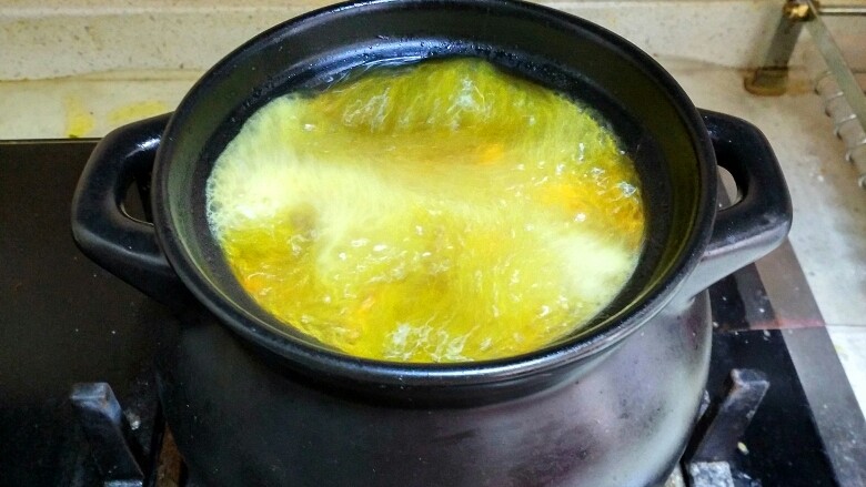 虫草花煲排骨,虫草花放入砂锅里后,开大火把虫草花在排骨里煮熟。