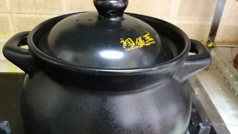 虫草花煲排骨,把砂锅盖盖上,大火转小火慢慢煲40分钟。