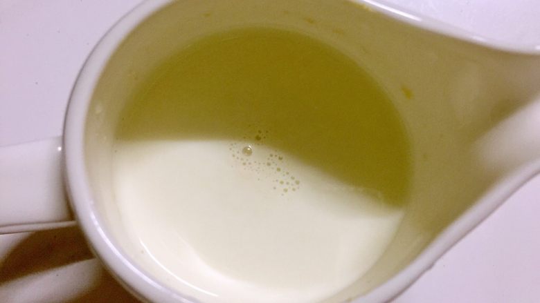 香葱鸡蛋玉米面松饼(健康无油),用筷子将酵母和牛奶搅拌均匀