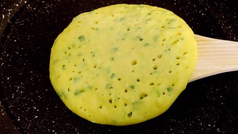 香葱鸡蛋玉米面松饼(健康无油),用铲子从边上轻轻掀起铲进