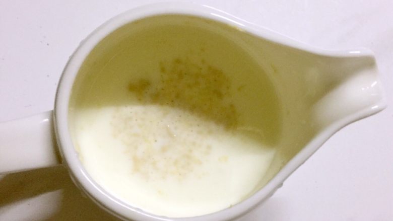 香葱鸡蛋玉米面松饼(健康无油),用筷子或勺子搅拌一下,静置几分钟