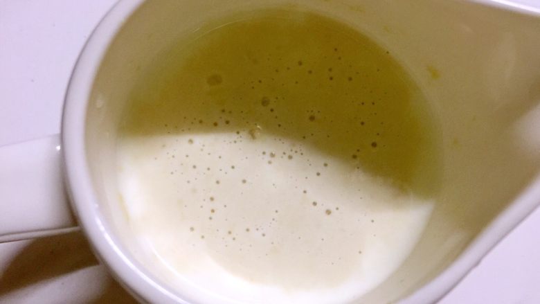 香葱鸡蛋玉米面松饼(健康无油),这时候酵母已活动的差不多了,表面起小泡