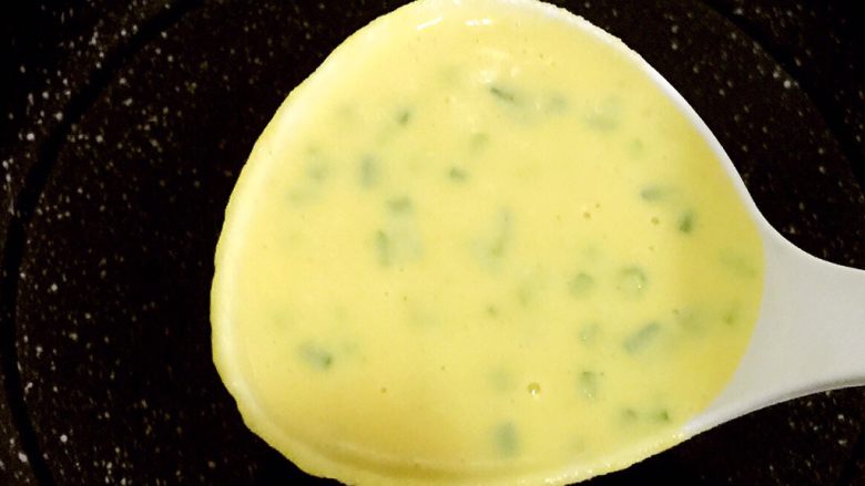 香葱鸡蛋玉米面松饼(健康无油),平底锅开小火,舀一勺面糊