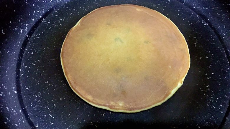 香葱鸡蛋玉米面松饼(健康无油),快速翻面