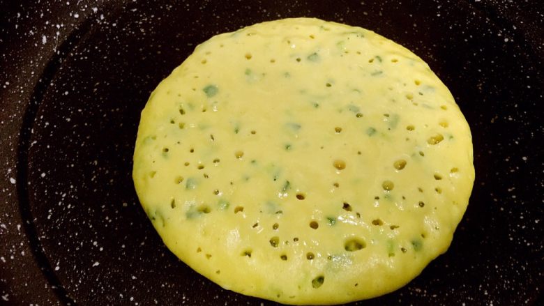 香葱鸡蛋玉米面松饼(健康无油),待表面起很多小孔