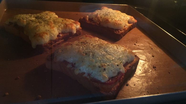 懒人菜谱快手早餐~面包火腿芝士披萨🍕,烤制约12分钟左右,表面上色后即可
