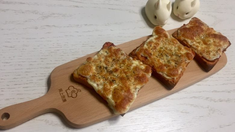 懒人菜谱快手早餐~面包火腿芝士披萨🍕,美美的先拍一张,手机先吃
