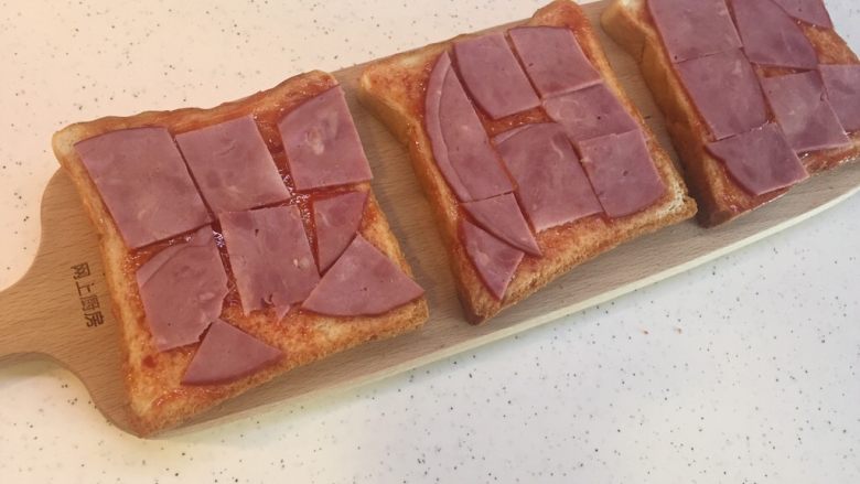 懒人菜谱快手早餐~面包火腿芝士披萨🍕,摆放到抹好酱的面包片上