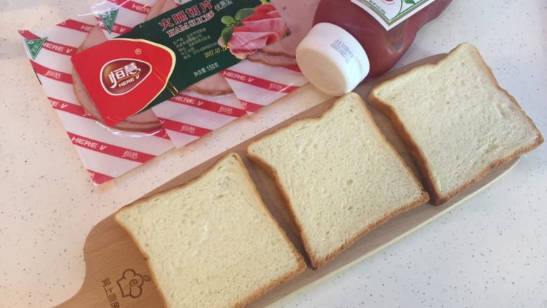 懒人菜谱快手早餐~面包火腿芝士披萨🍕,准备好主材<a style='color:red;display:inline-block;' href='/shicai/ 13322'>面包片</a>,和其他辅料