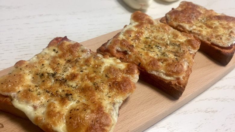 懒人菜谱快手早餐~面包火腿芝士披萨🍕,看着很有食欲吧
