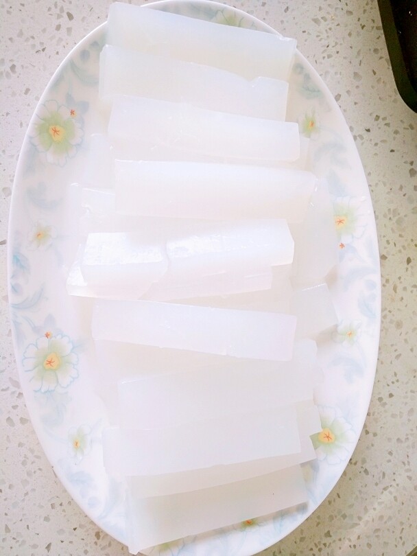 热夏救星~凉拌白凉粉,再捞起来用凉白开冲凉一下,摆盘