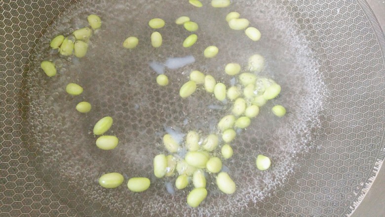 热夏救星~凉拌白凉粉,毛豆也下锅焯一下水,变色即可