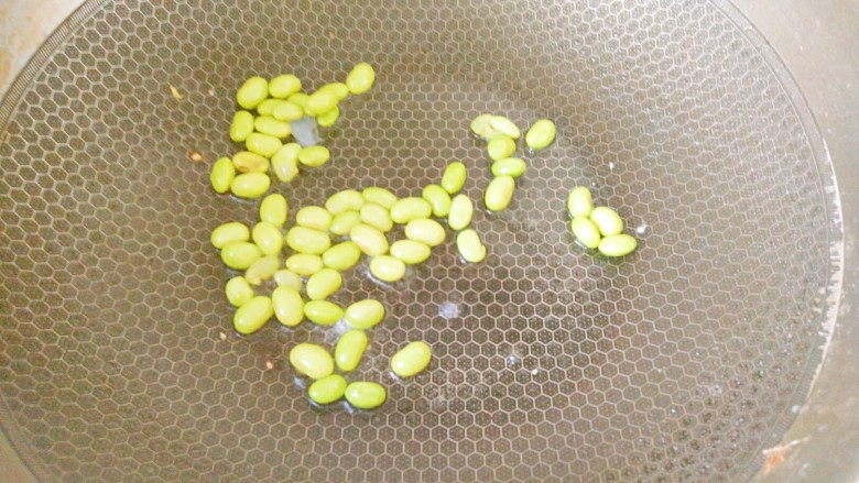 热夏救星~凉拌白凉粉,锅里烧热,加油,下毛豆爆炒一下