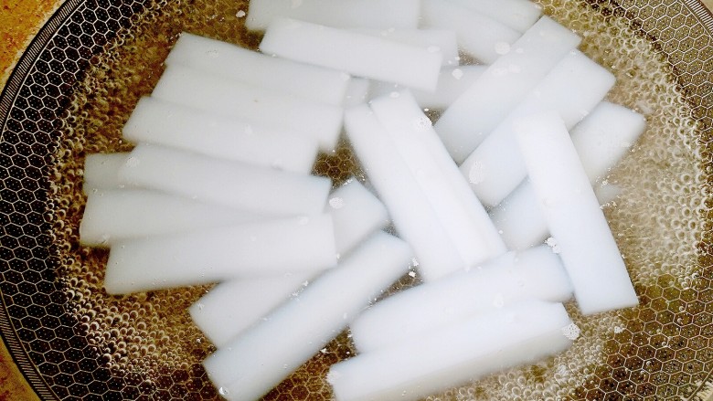 热夏救星~凉拌白凉粉,锅里烧开水,下白凉粉焯水