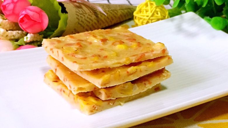 玉米胡萝卜蛋饼,稍微晾凉后,就可以给宝宝吃了