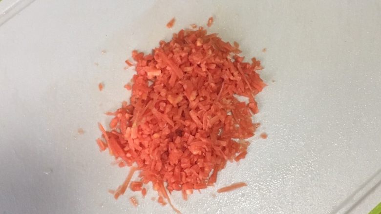 玉米胡萝卜蛋饼,胡萝卜洗净,切碎