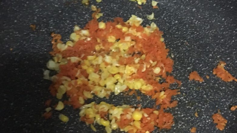 玉米胡萝卜蛋饼,热锅,倒入少量食用油,倒入胡萝卜粒和玉米,小火炒4分钟。