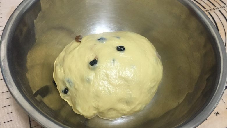 卡路里炸弹 咕咕霍夫重油面包,放入盆中,附上保鲜膜,放在温暖的地方发酵至2倍大,大约需要75分钟