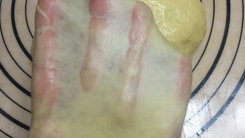 卡路里炸弹 咕咕霍夫重油面包,大约25分钟后,完全吸收了所有的黄油面团就可以停止揉面了
这时候手套膜已产生