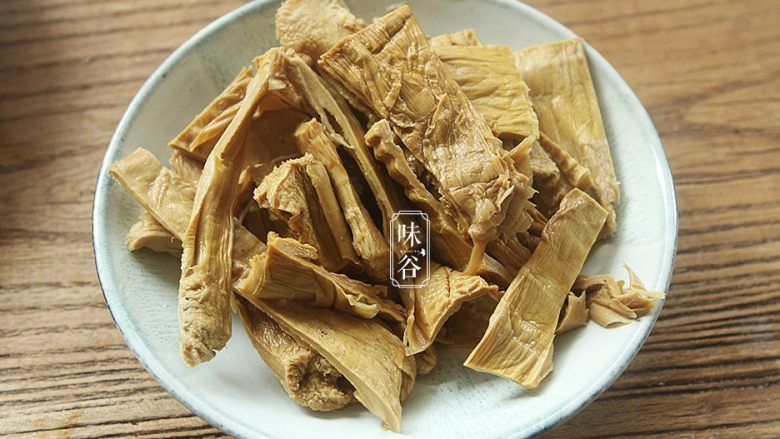 肥而不腻的笋干炖肉,泡发好的笋干切成块;