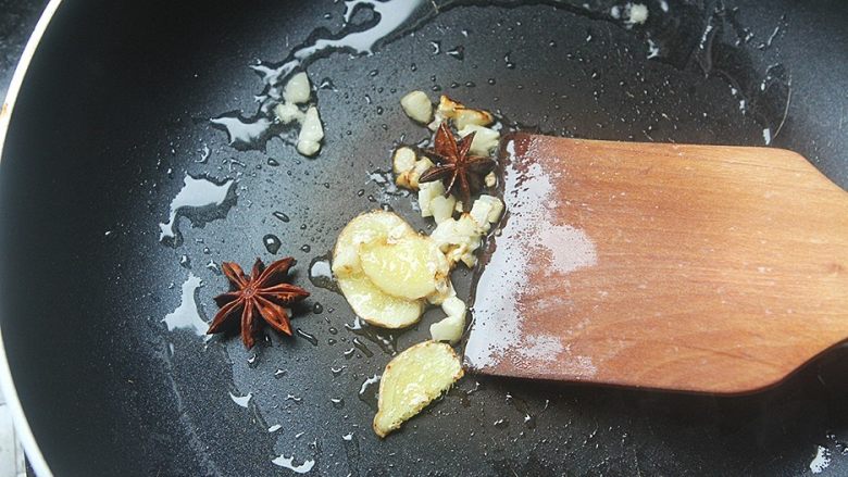肥而不腻的笋干炖肉,锅中注油,炒香葱姜、八角;