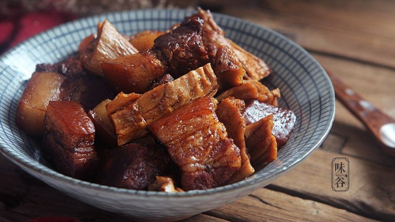 肥而不腻的笋干炖肉,习惯性来张特写，诱惑下亲们的味觉~