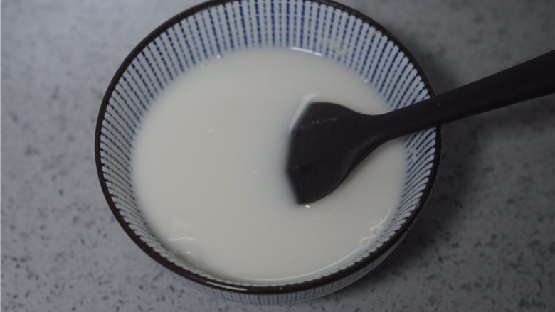 能量满满,南瓜红豆芝麻斑纹土司,在蒸南瓜的时候准备汤种,面粉和<a style='color:red;display:inline-block;' href='/shicai/ 156925'>水</a>放入碗里,调匀