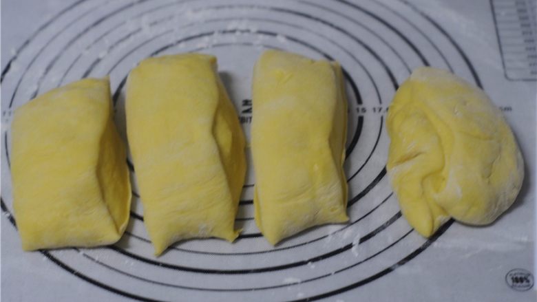 能量满满,南瓜红豆芝麻斑纹土司,揉好的面团取出来,分成四份