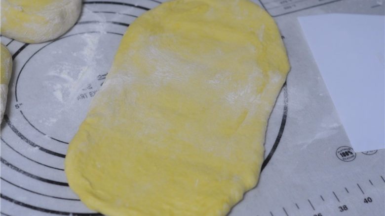 能量满满,南瓜红豆芝麻斑纹土司,撒上干面粉,干成长条形薄片