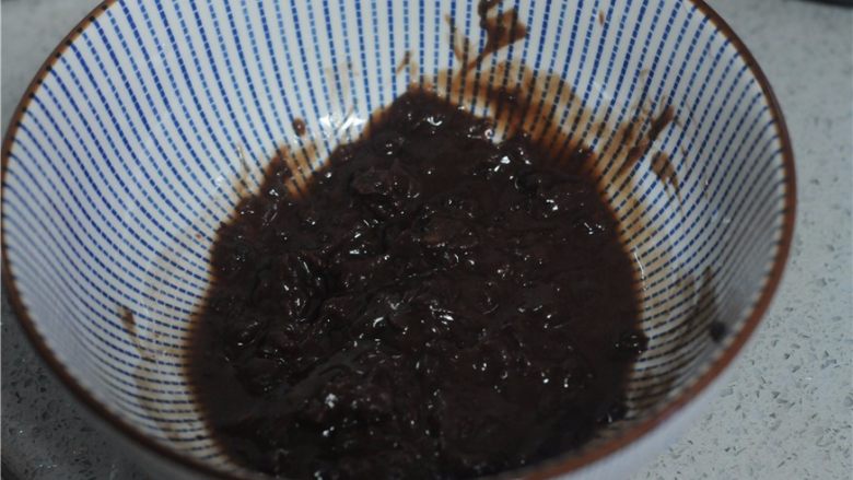 能量满满,南瓜红豆芝麻斑纹土司,红豆泥加点水调匀