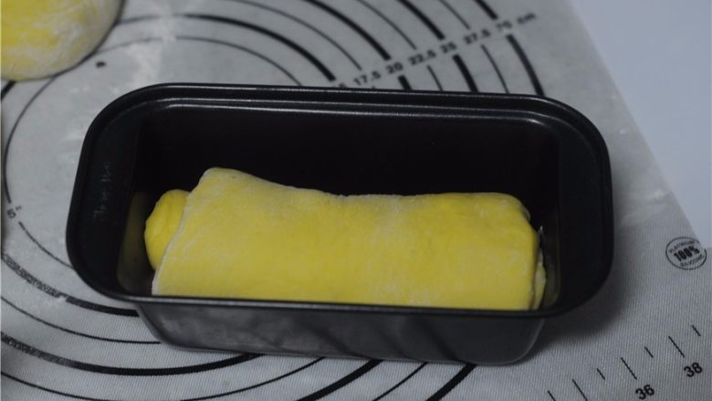 能量满满,南瓜红豆芝麻斑纹土司,卷起来,放入模具