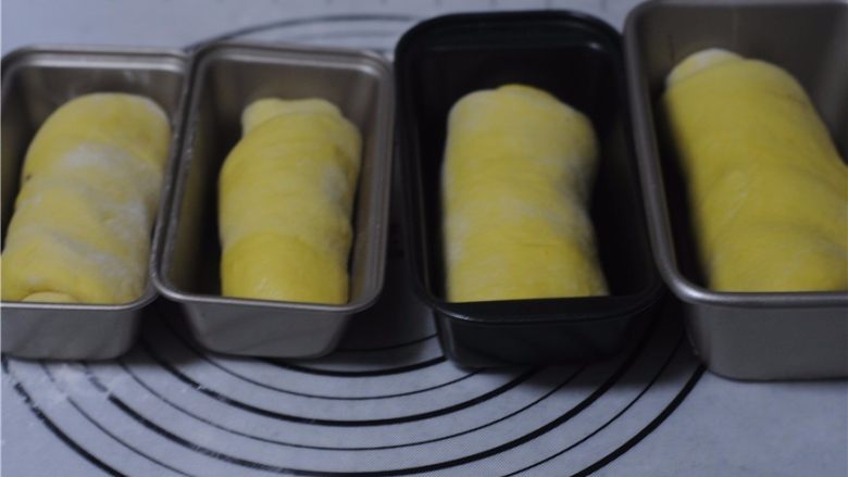 能量满满,南瓜红豆芝麻斑纹土司,全部做好