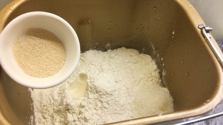 南瓜华夫饼,面粉中间挖一个小洞,倒入耐高糖酵母,用面粉盖住,按揉面模式