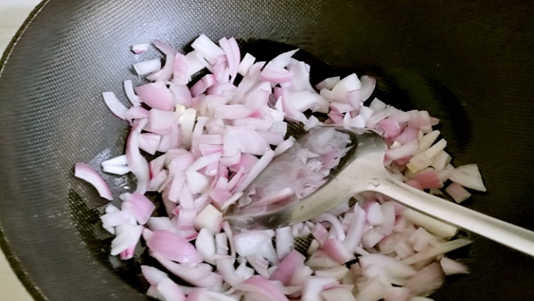 北非蛋,锅烧热后给油,放洋葱炒至软