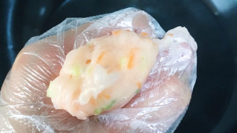 鱿鱼丸子,
取锅加入清水大火煮沸转小火微沸 戴上一次性手套将鱿鱼泥握在手里从虎口挤出 这里需要用到勺子 (鱿鱼比较黏,勺子可以提前沾一下水 这样就不容易粘住)