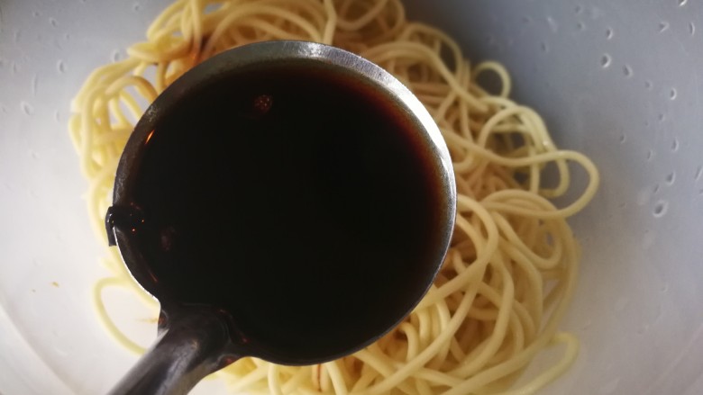 椒香葱油面,根据情况再边搅拌边逐渐增加椒香葱油,颜色深浅由人,没有放盐,只要不过份的多,不会咸太多。