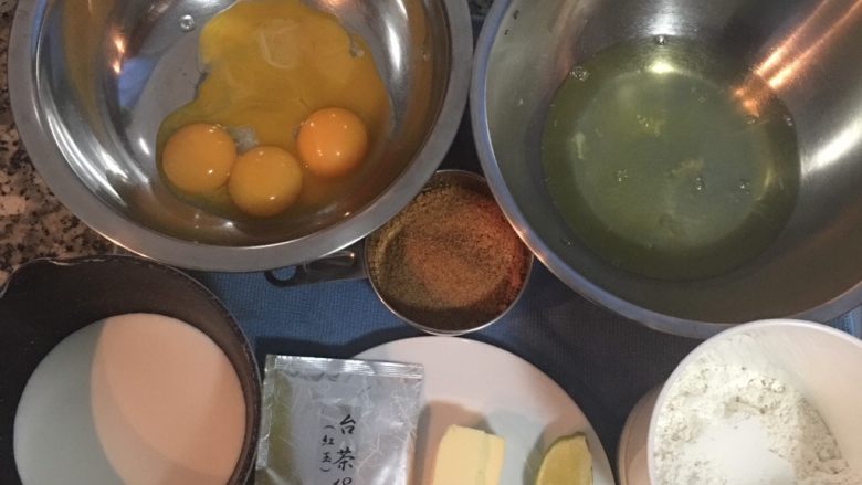 紅玉奶茶戚風蛋糕,将蛋分成蛋黄和蛋白(蛋白里不能沾到水或油)。