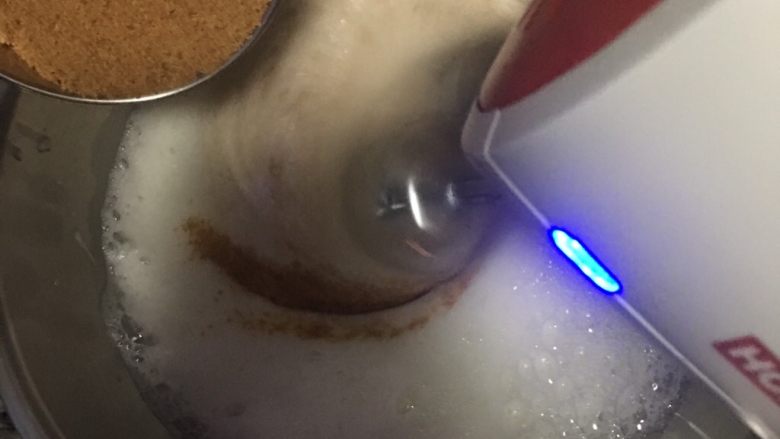 紅玉奶茶戚風蛋糕,再分3次加入糖,用中低速打到蛋白出现打痕后转低速打到硬发泡。
因为棕榈糖颗粒较粗,故用中低速打才会打的均匀.