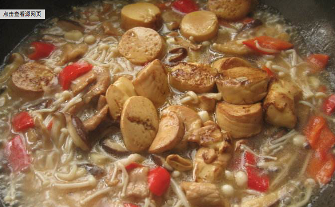 超级下饭的金菇日本豆腐,5、打开锅盖,倒入芡汁,翻均匀一下,再盖上焖一小会儿,汁收得差不多就完成啦!