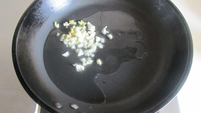 番茄炒虾仁,热锅凉油, 放入姜蒜末进去煸炒;