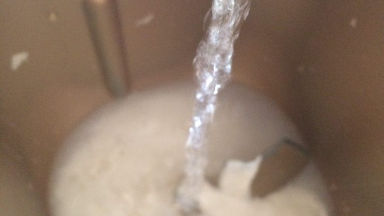 天然酵母欧包,,加入水浸泡2、3分钟。