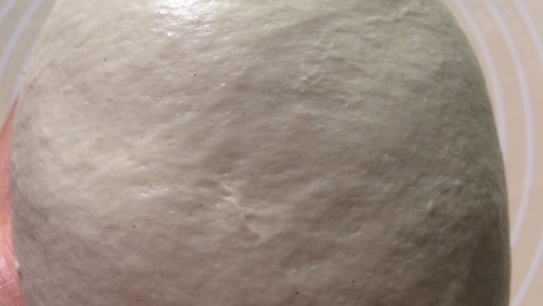 天然酵母欧包,二十分钟后进行第一次折叠,每间隔二十分钟折叠一次,共折叠四次。