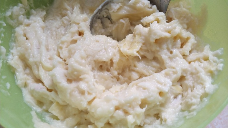 榴莲夹心蛋糕,熟透的榴莲果肉用勺子压成泥