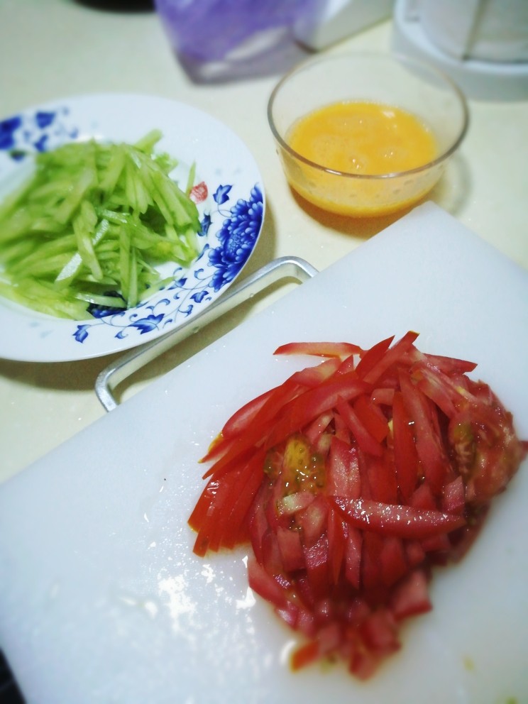 番茄青瓜炒鸡蛋,<a style='color:red;display:inline-block;' href='/shicai/ 9'>鸡蛋</a>打散，<a style='color:red;display:inline-block;' href='/shicai/ 3581'>青瓜</a>和<a style='color:red;display:inline-block;' href='/shicai/ 59'>番茄</a>切丝，待用。